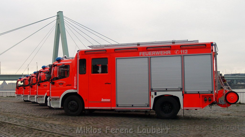 Neue LF`s fuer Koeln Uebergabe in Koeln Deutz an den Wachen  P055.JPG